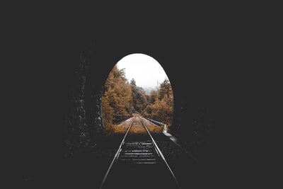 铁路隧道微光照片
